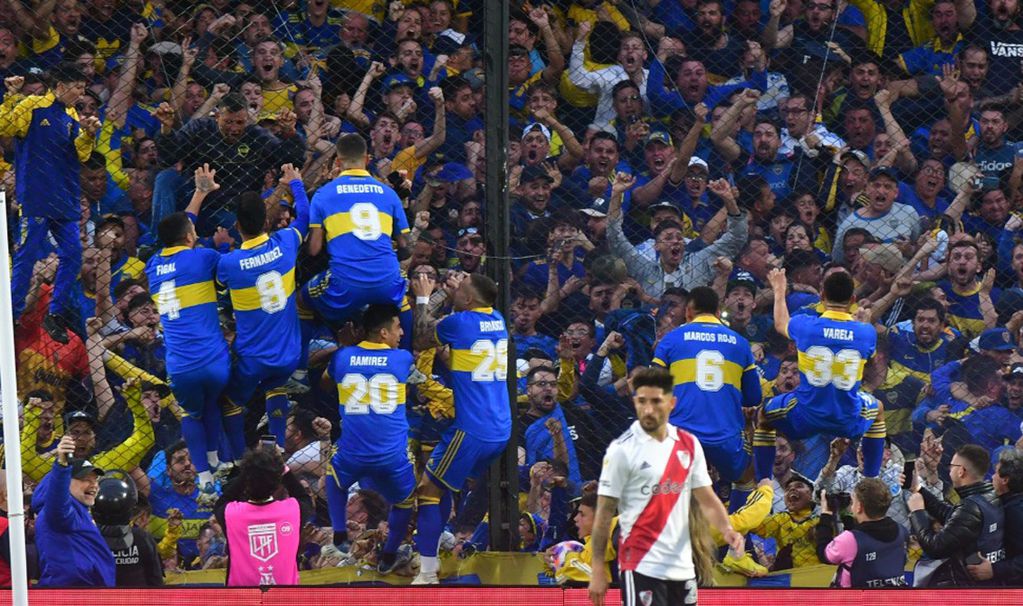 Benedetto y varios de sus compañeros se treparon al alambrado para festejar el gol del triunfo ante River. Foto: Federico López Claro/Clarín.