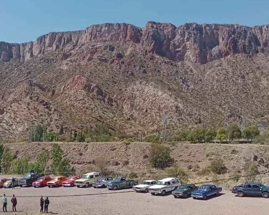Con los cerros y el embalse de Valle Grande de fondo, los Chevrolet dieron un espectáculo increíble.