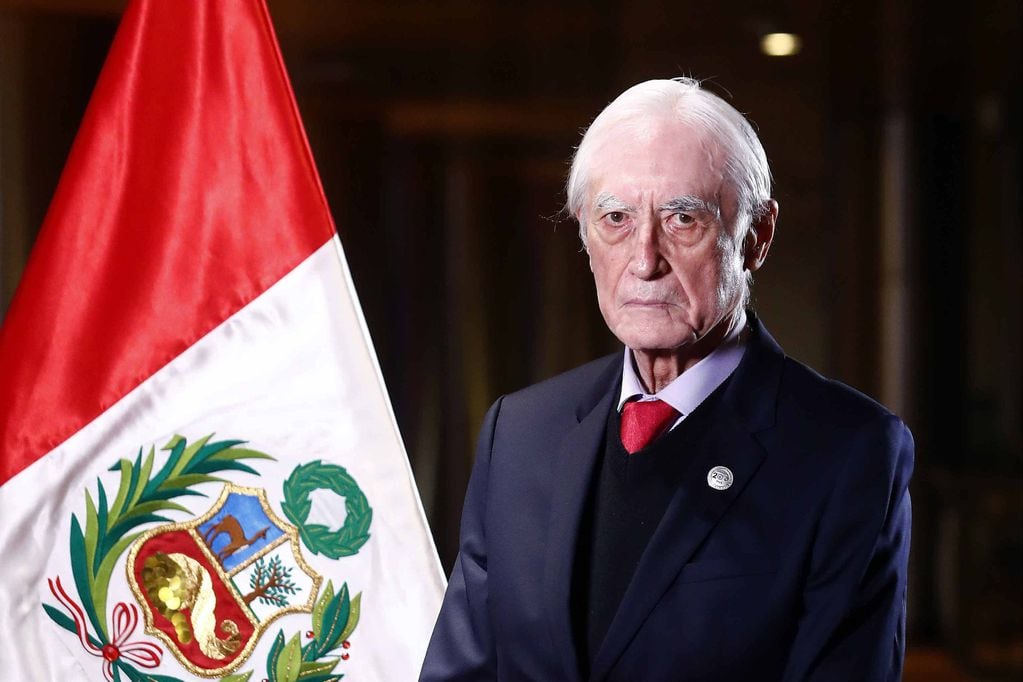 Héctor Béjar dejó de ser el canciller de Perú