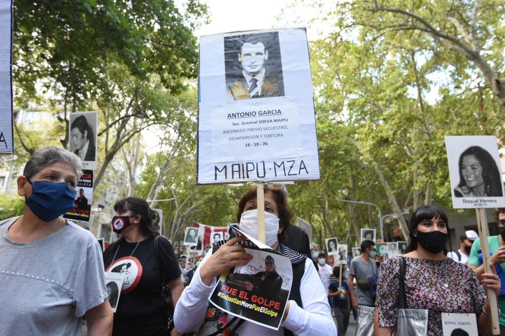 La marcha partió a las 17 de la esquina de Peatonal y San Martín y se desplazó hasta los Tribunales Federales. Foto: Mariana Villa / Los Andes