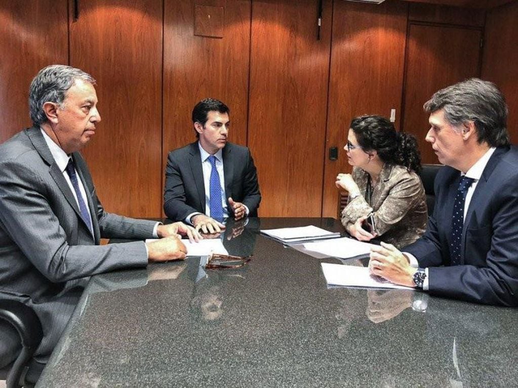 Cristina Fiore y Rodolfo Urtubey se reunieron ayer con el gobernador Juan Manuel Urtubey.