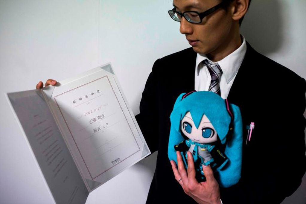 Akihiko Kondo no quiere una relación con una mujer real japones se caso con la famosa holograma Hatsune Miku esposo de la exitosa cantante de realidad virtual (Foto: Behrouz MEHRI / AFP)