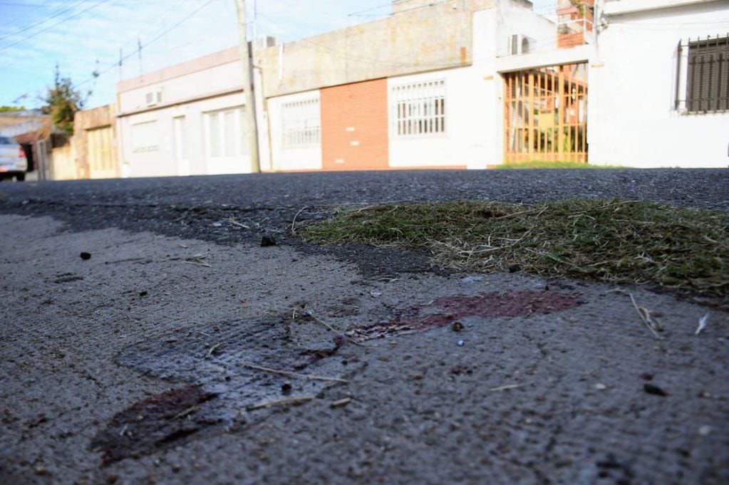 La vereda quedó manchada de sangre luego del ataque en el barrio La Guardia.