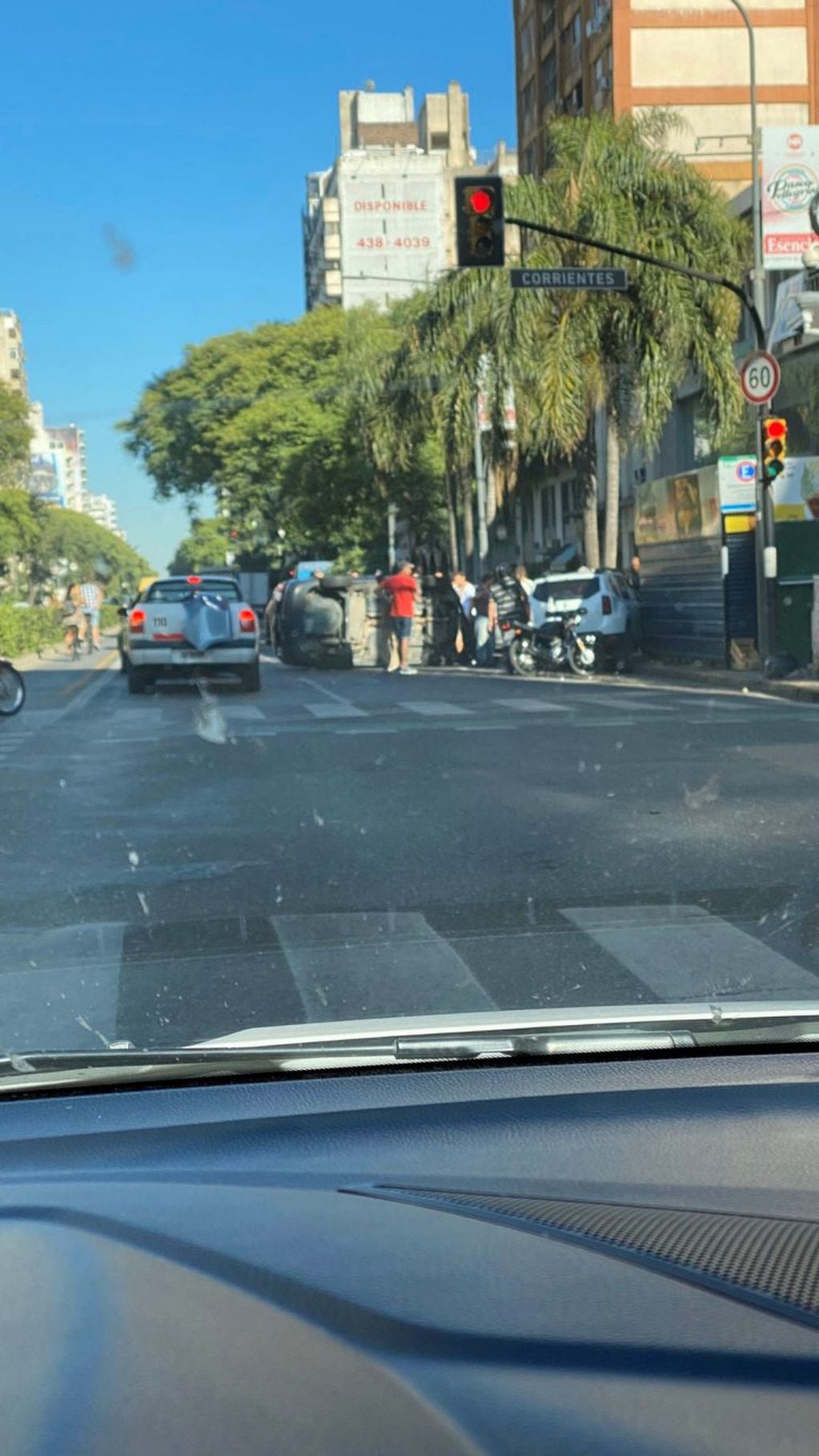 El choque ocurrió en la esquina de Pellegrini y Corrientes. (@maxialbera)