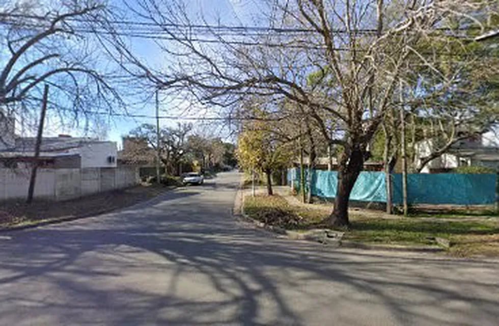 En la zona de calle 26 entre 472 y 473, saltaron el portón de una casa y robaron dos bicicletas (Google Maps)