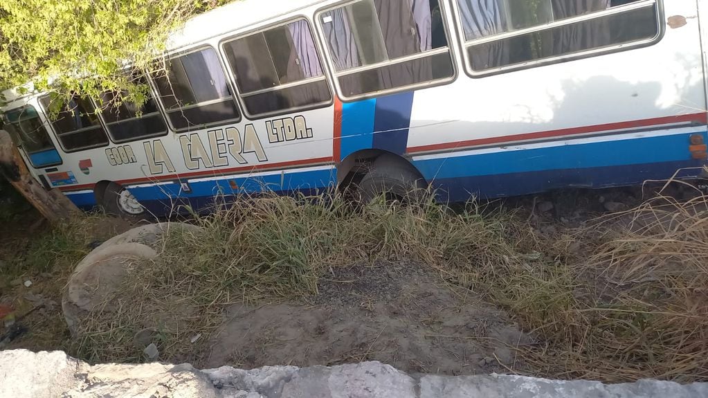 Un colectivo de la empresa La Calera cayó en el barranco pegado al Dique Mal Paso. (Policía de Córdoba)