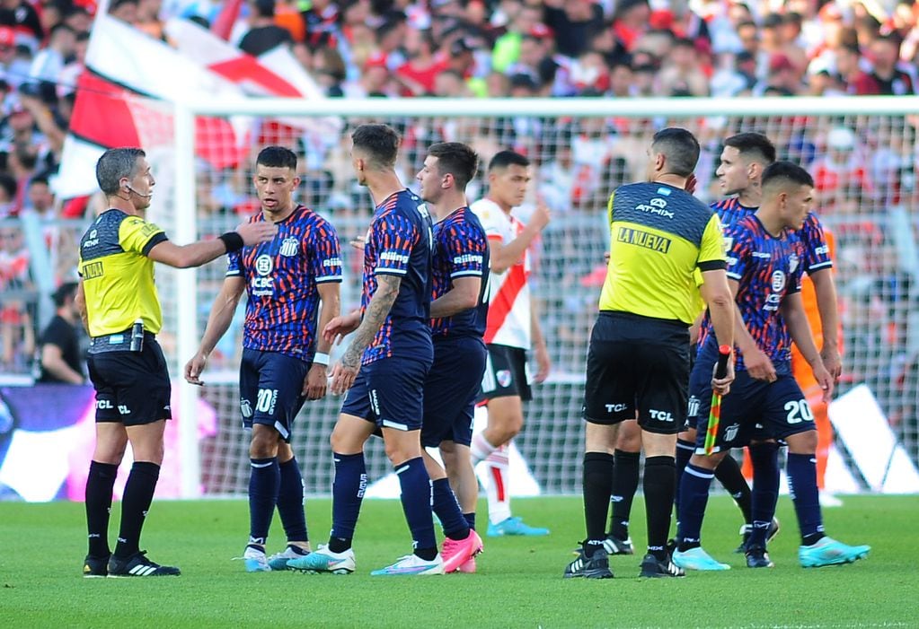 Rodrigo Garro, y todo Talleres, reclamó por la infracción que le cometió Aliendro a poco del final del partido con River. (Fotobaires)