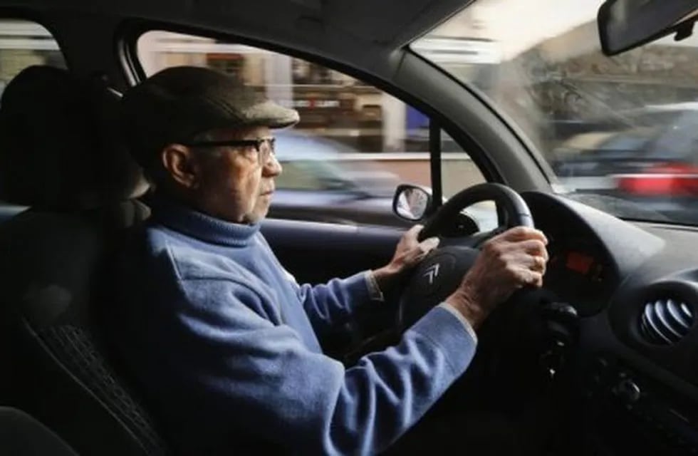 jubilado conduciendo manejando auto licencia de conducir