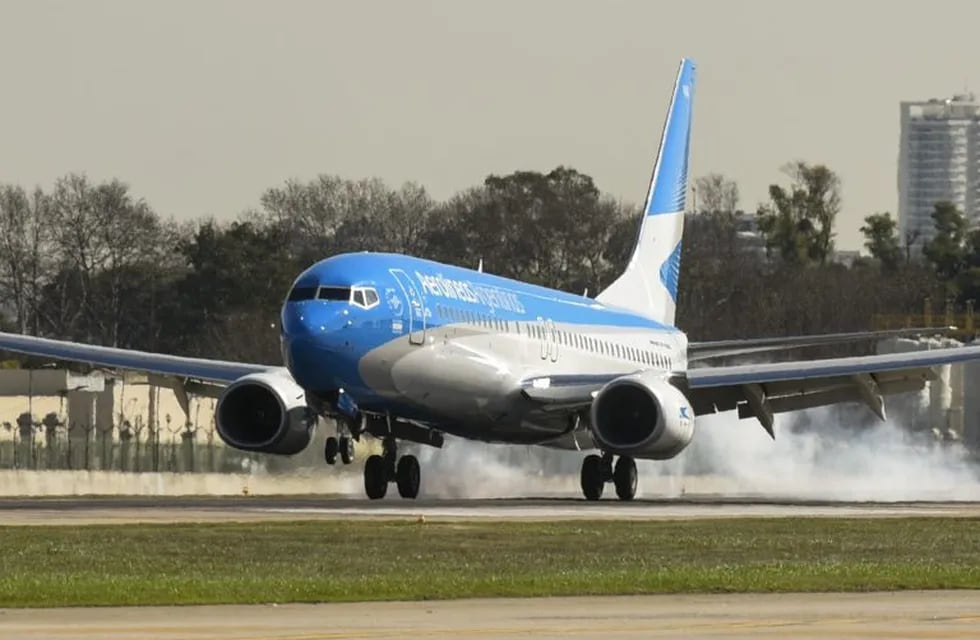 An Aerolineas Argentinas airplane lands at Jorge Newberry airport in Buenos Aires, on August 2, 2017.\r\nArgentine state-run carrier Aerolineas Argentinas cancelled its August 5 weekly flight to Caracas over operational capacity and security concerns, the company said. Several foreign airlines, including Air France, Delta, Avianca and Iberia have also suspended flights to the country over security concerns due to the political situation. / AFP PHOTO / Eitan ABRAMOVICH ciudad de buenos aires  cancelacion vuelos de aerolineas argentinas a venezuela aeroparque jorge newbery crisis politica economica social en venezuela