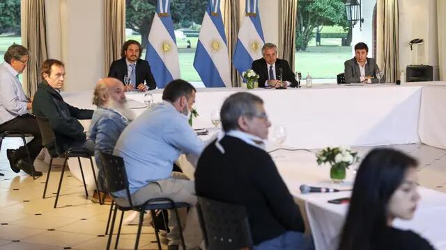 Alberto Fernández junto a líderes de movimientos sociales