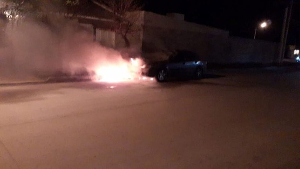 Incendio de auto en Calle Alem Arroyito Bomberos