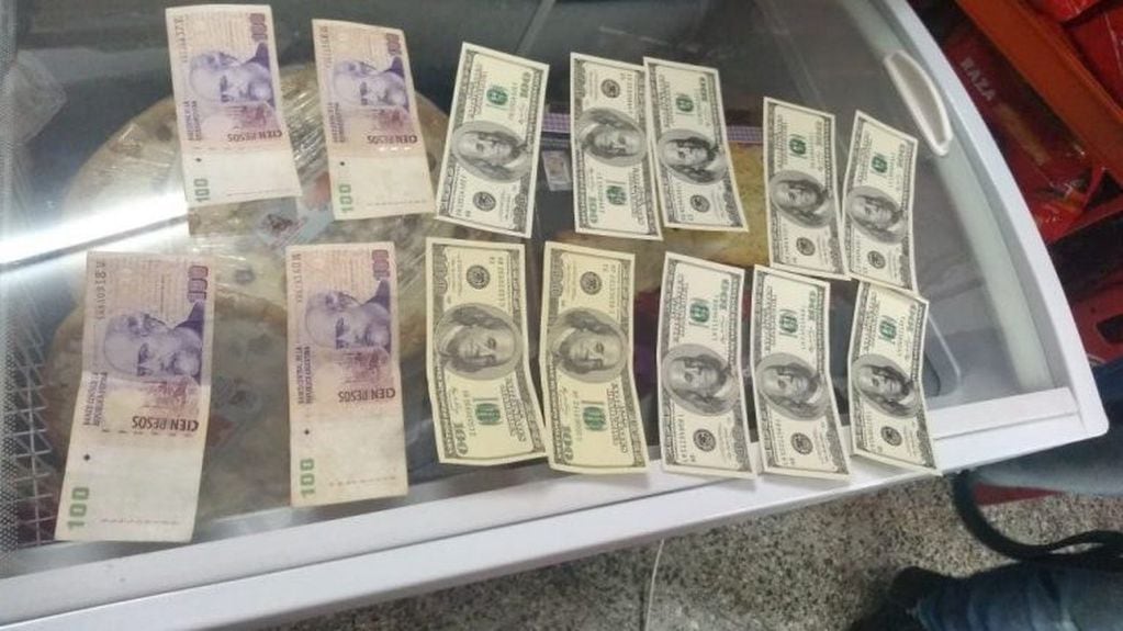 Una mujer fue detenida por cambiar dólares falsos