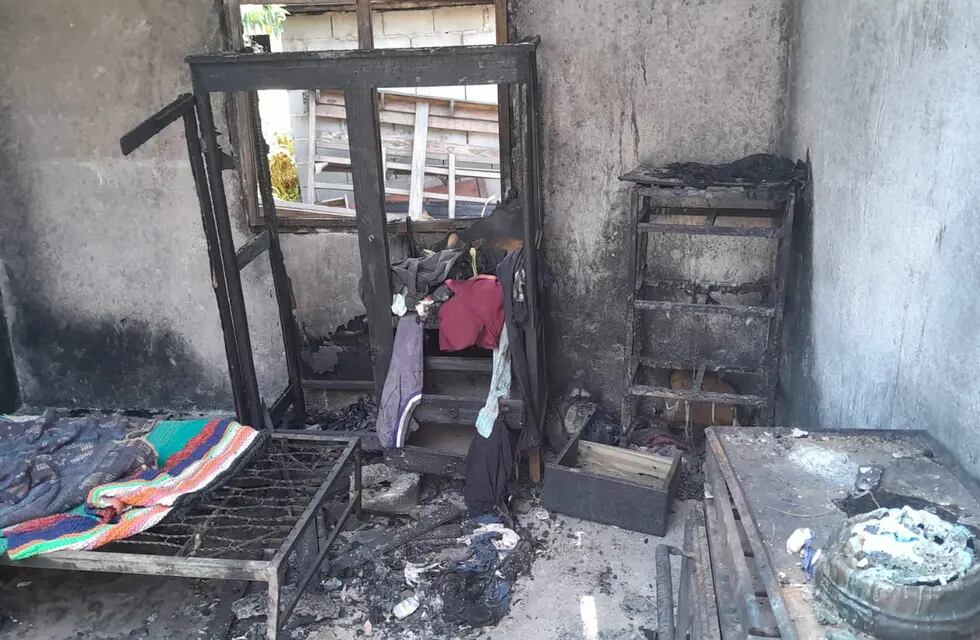 Un feroz incendio quemó la vivienda de una familia de barrio José Ignacio Díaz primera sección, en la Capital.