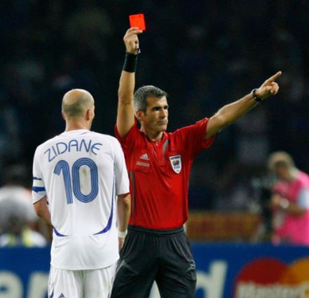 Horacio Elizondo fue el último árbitro argentino en dirigir un partido inaugural. Fue en Alemania 2006, donde también impartió justicia en la final, recordada por haber expulsado al capitán francés Zinedine Zidane. (Foto: archivo)