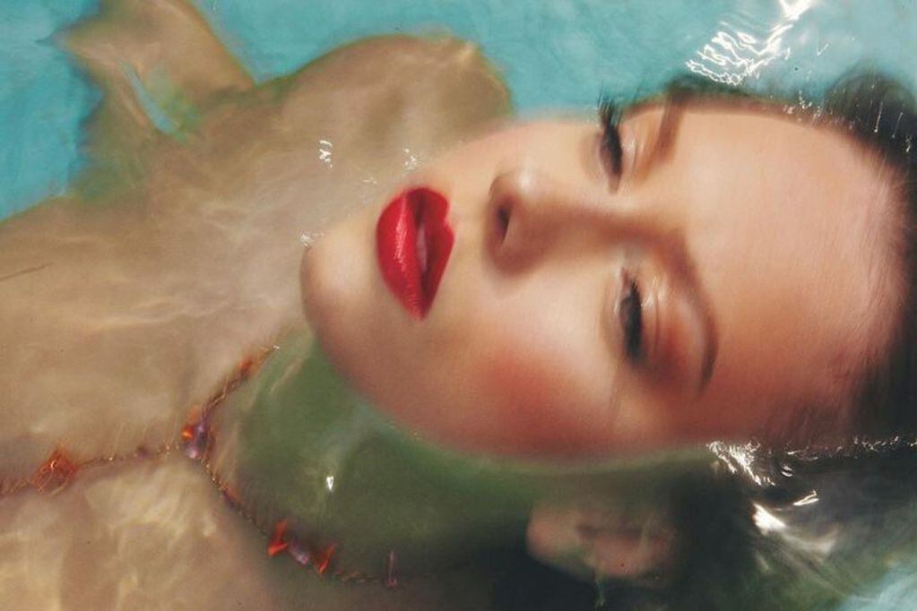Compartió una foto de una reciente producción de fotos que realizó, donde aparece bajo el agua, con labios color "rojo rubí" y sin ropa interior.
