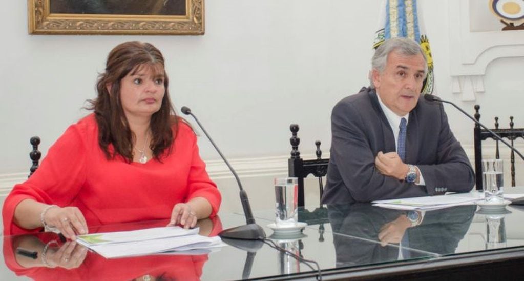 La ministra María Inés Zigarán y el gobernador Gerardo Morales, al momento de hacer el anuncio del llamado a licitación, en la Casa de Gobierno.