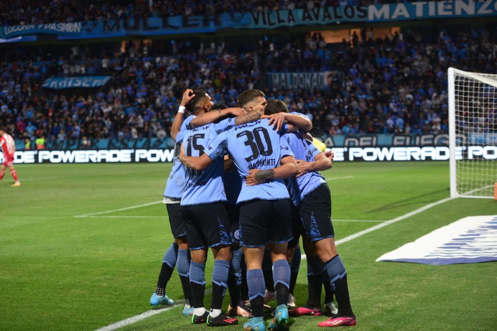 Lucas Passerini dentro de ese abrazo masivo de Belgrano para festejar el 4-1. (Javier Ferreyra / La Voz)