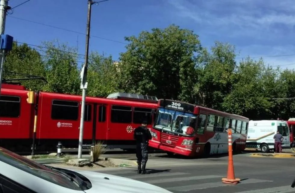 accidente metrotranvía y colectivo