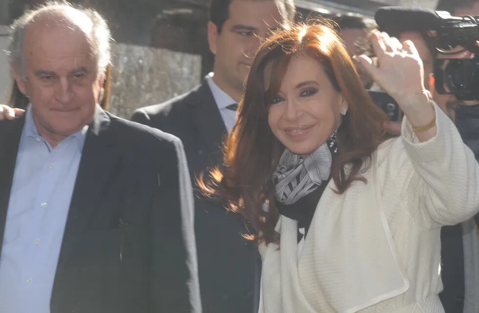 Cristina Fernández de Kirchner junto a Oscar Parrilli. (Foto: Clarín / Archivo)