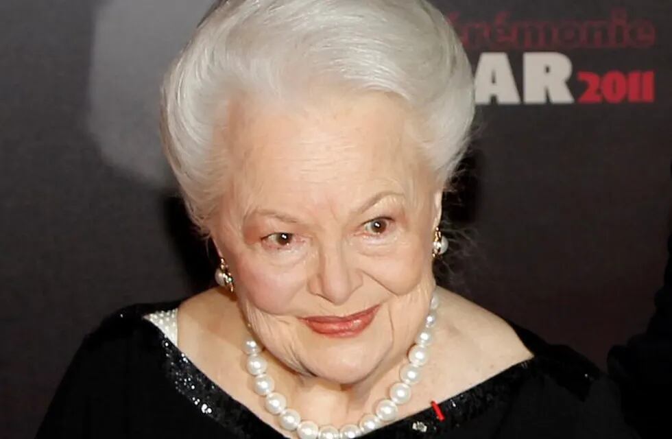 Paris (France).- (FILE) - A file picture dated 25 February 2011 shows British-US actress Olivia de Havilland arriving for the 36th Cesar awards ceremony at the Chatelet Theatre in Paris, France (reissued 26 July 2020). According to media reports, Olivia de Havilland has died aged 104. (Cine, Francia, Estados Unidos) EFE/EPA/IAN LANGSDON *** Local Caption *** 52848550
