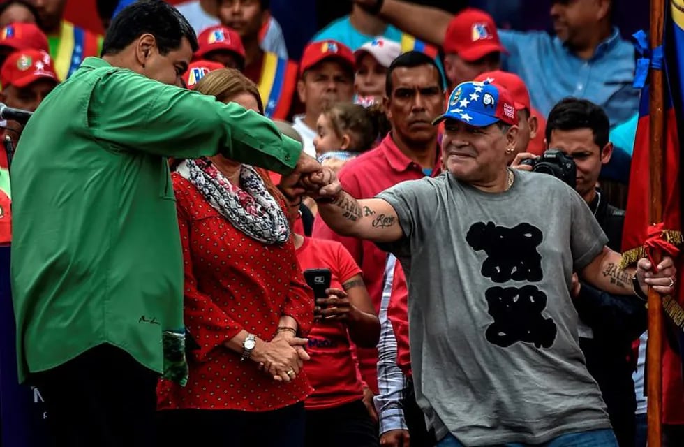 Nicolás Maduro se saluda con Diego Maradona en mayo de 2017. (Foto: AFP PHOTO / Juan BARRETO)
