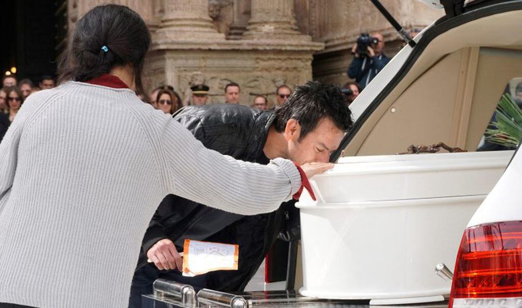 Los padres de Gabriel Cruz acompañan el féretro a la salida de la Catedral de Almería, donde esta mañana se ha celebrado el funeral por el pequeño de 8 años que murió estrangulado el mismo día de su desaparición.