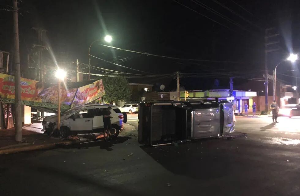 Dos camionetas chocaron en Posadas y una terminó incrustada en un cartel gastronómico.