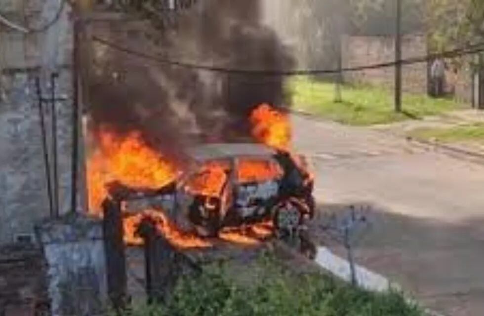 San Fernando: le prendió fuego el auto a su ex con su hija en brazos