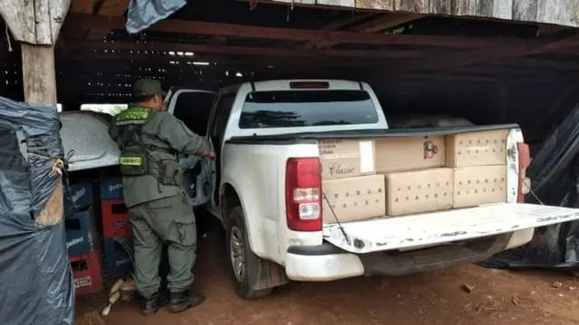 Pozo Azul: encuentran una camioneta robada cargada con cigarrillos ilegales