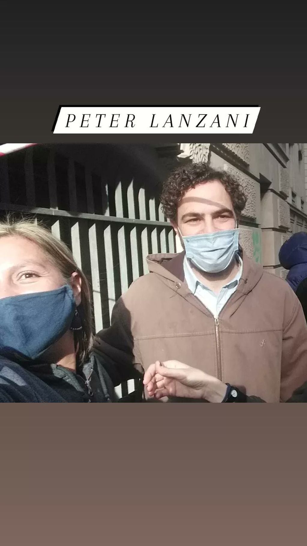 Una admiradora de Peter Lanzani logró acercarse para sacarse una selfie en una pausa del rodaje.