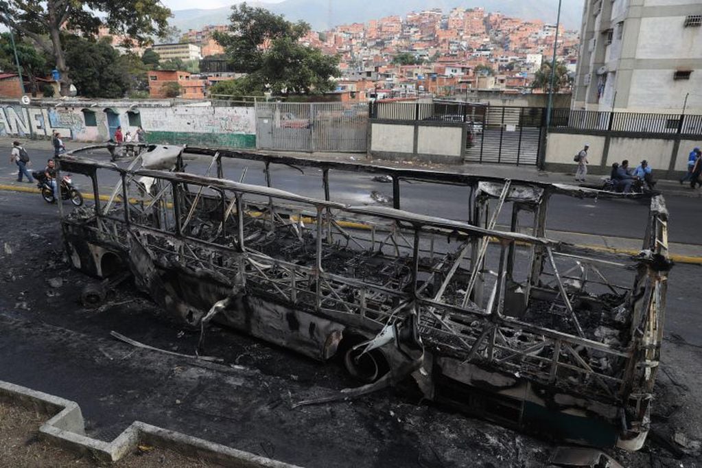 Autobús incendiado en la madrugada en Caracas