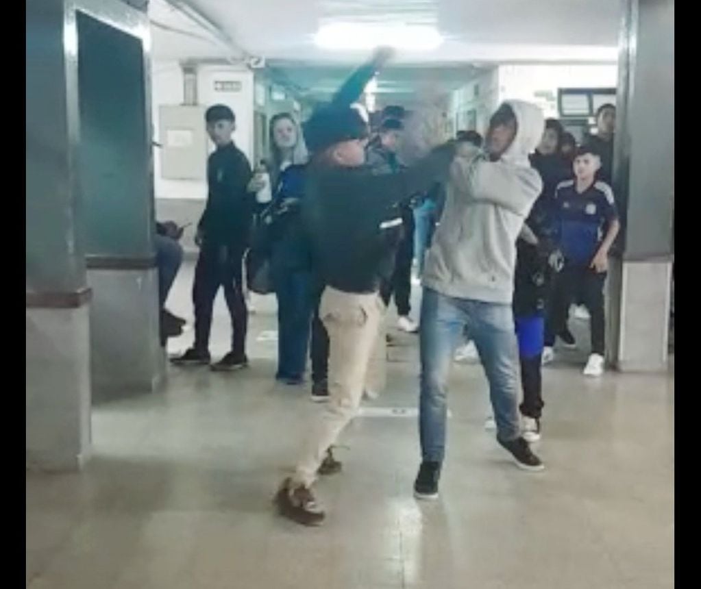 Una pelea ocurrió dentro del centro educativo.