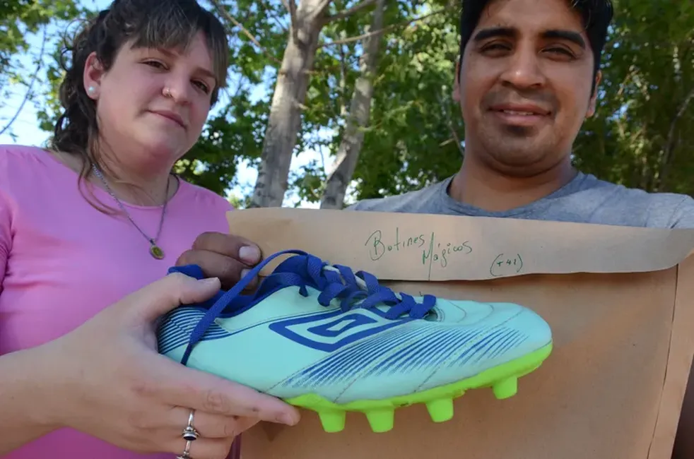 Botines mágicos, el proyecto en Neuquén que junta, restaura y dona zapatillas de fútbol.