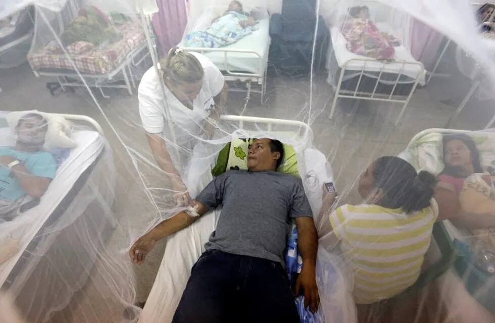 Protected by a mosquito net, Ceferino Acosta is attended by a nurse as he recovers from a bout of dengue fever at a hospital in Luque, Paraguay Friday, Feb. 5, 2016. Dengue, like the Zika virus, is transmitted by the same vector, the Aedes aegypti mosquito. Zika was discovered in a Ugandan forest in 1947 and until last year, the virus had never caused serious disease. It has now spread to more than 20 countries. (AP Photo/Jorge Saenz) paraguay luke  epidemia de zika en america latina enfermos en un hospital
