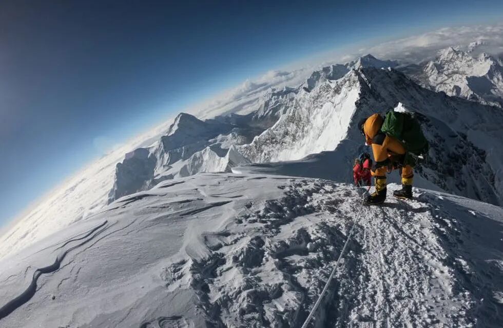 (FILES) In this file photo taken on May 17, 2018, mountaineers make their way to the summit of Mount Everest, as they ascend on the south face from Nepal. - Two more climbers have died on Everest, expedition organisers and officials said on May 25, taking the toll from a deadly week on the overcrowded world's highest peak to ten. (Photo by Phunjo LAMA / AFP)