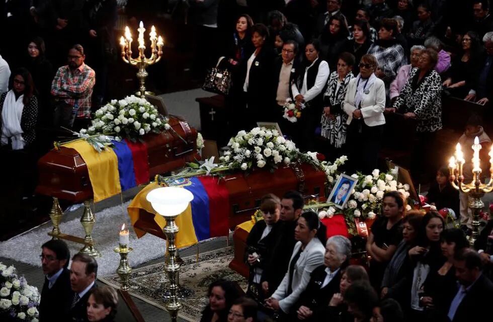 Cientos de personas acompañaron a los familiares del equipo periodístico en  la iglesia La Dolorosa del centro norte de Quito (Ecuador). (Web)