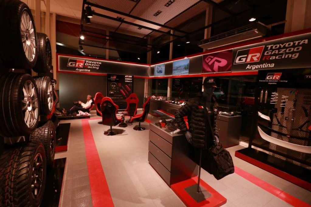 El Gazoo Racing Garage, un magnífico espacio para que compartan los fanáticos del deporte motor. Fotos gentileza Luis Tórtolo.