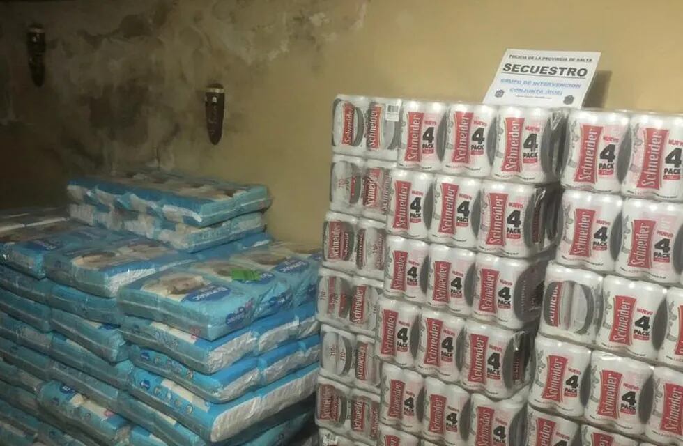 Los atraparon cuando ingresaban de Bolivia con 152 paquetes de pañales y 960 de cerveza. (Policía de Salta)