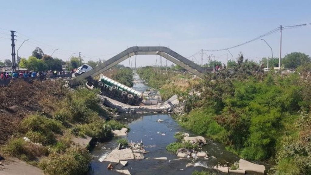 Se derrumbó u puente en Tucumán