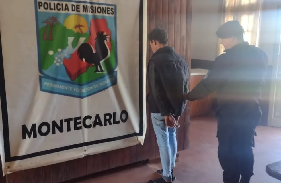 Montecarlo: joven en aparente estado de ebriedad fue detenido por amenazar a transeúntes.