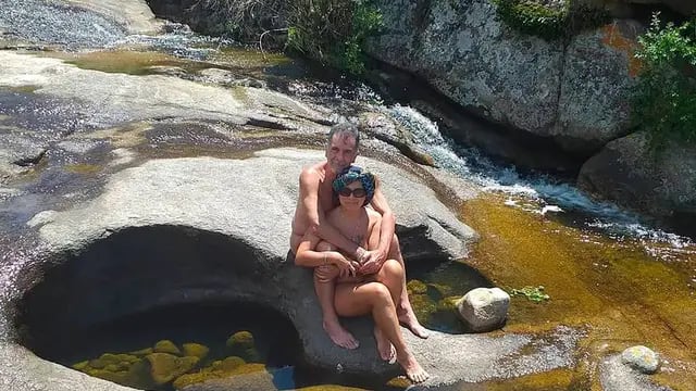 Miguel, de 65, y Nora, de 50, son pareja. De diciembre a marzo llevan adelante su reserva nudista. (Infobae)