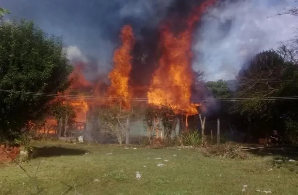 Se incendió por completo una vivienda en Ruiz de Montoya