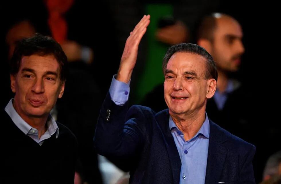 El candidato a vicepresidente, Miguel Ángel Pichetto, hace un gesto junto al Vicejefe de Gobierno porteño, Diego Santilli, durante un acto de campaña antes de las elecciones primarias. Crédito: REUTERS / Ignacio Izaguirre.