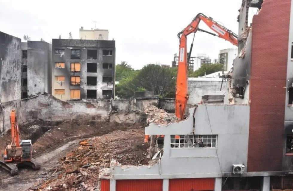 Pasado el temporal, comenzaron las tareas de demolición de Torres y Liva (Foto: La Capital)