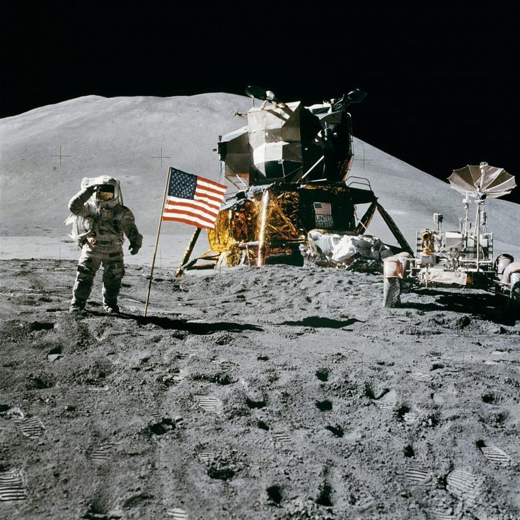 El astronauta James Irwin saluda a la bandera norteamericana, durante el alunizaje del Apolo 15, en agosto de 1971. A la derecha del Módulo Lunar, puede verse el rover o vehículo de exploración, impulsado por energía eléctrica y al que se transportó plegado en el mismo Módulo Lunar.