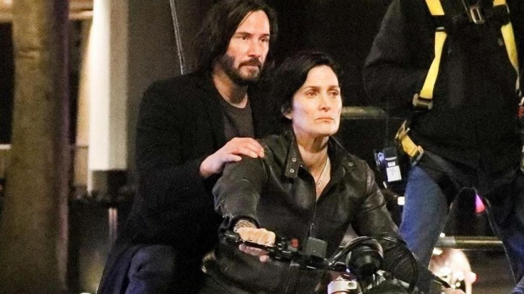 Keanu Reeves y Carrie-Anne Moss en una escena de "Matrix 4"