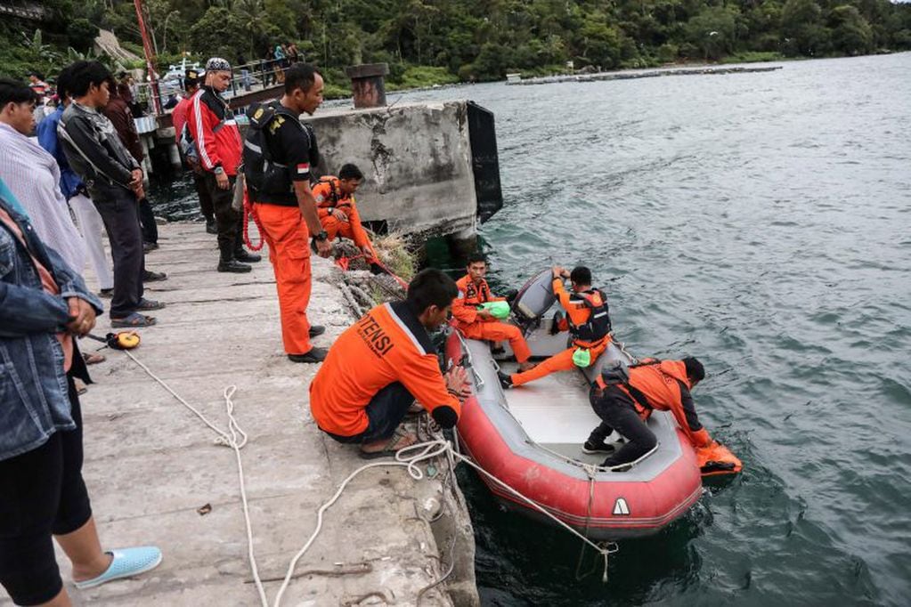 Varios salvavidas indonesios preparan su barco antes de comenzar la operación de búsqueda y rescate.