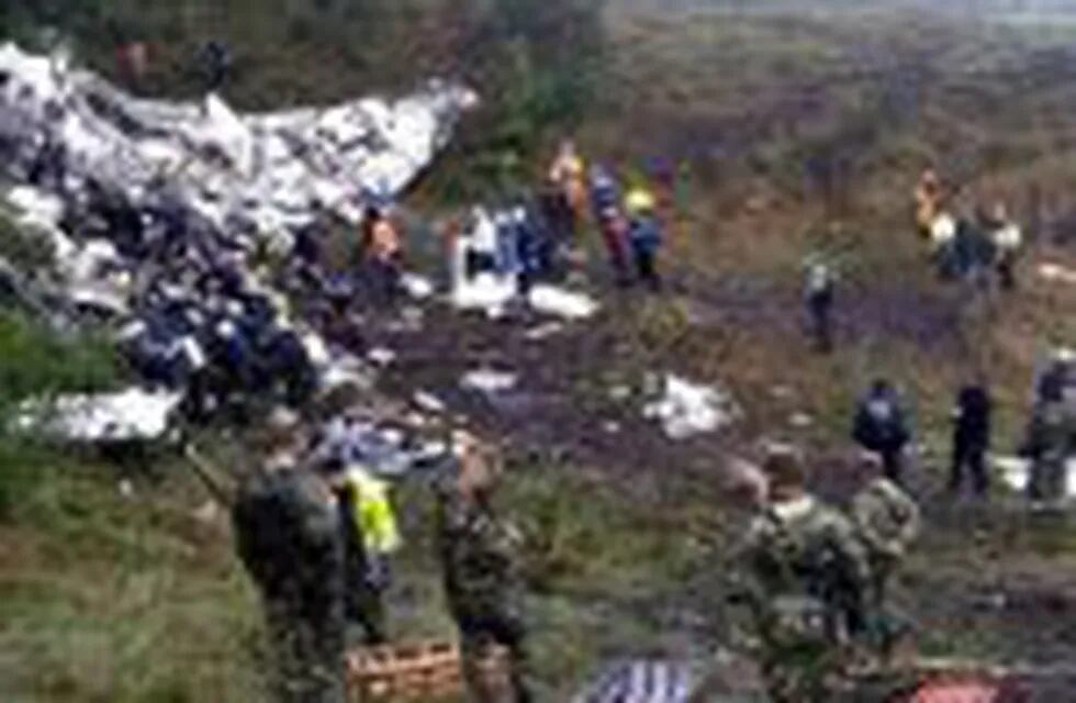 MED710. LA UNIu00d3N (COLOMBIA), 29/11/2016.- Equipos de rescate recuperan cuerpos hoy, martes 29 de noviembre de 2016, del avión accidentado en el municipio de La Unión, departamento de Antioquia (Colombia). Segu00fan los reportes de la Policía Nacional de Colombia, se estima que al menos 75 personas murieron en el accidente del avión boliviano con 81 personas a bordo, entre ellas la plantilla del equipo brasileu00f1o de fu00fatbol Chapecoense, quienes iban hacia Medellín, Colombia, para disputar el primer partido de la final de la Copa Sudamericana. EFE/Fuerza Au00e9rea de Colombia/SOLO USO EDITORIAL