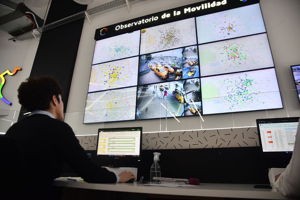 Taxis intervenidos con nuevas medidas de seguridad en el Observatorio de la Movilidad. (Pedro Castillo / La Voz)