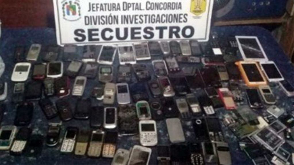 En los dos allanamientos secuestraron 90 celulares.